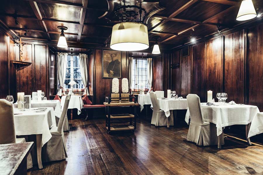 অস্ট্রিয়ার সাল্‌জ়বার্গে রয়েছে সেইন্ট পিটার স্টিফট্‌সকুলিনারিয়াম রেস্তরাঁ। বিশ্বের পুরনো রেস্তরাঁগুলির মধ্যে এটি অন্যতম। এই রেস্তরাঁয় থাকার জায়গাও রয়েছে। ৮০৩ খ্রিস্টাব্দে গড়ে ওঠা এই রেস্তরাঁয় রয়েছে ১১টি ঘর। একসঙ্গে ১০০ জনের বসে খাওয়ার ব্যবস্থা রয়েছে এখানে।