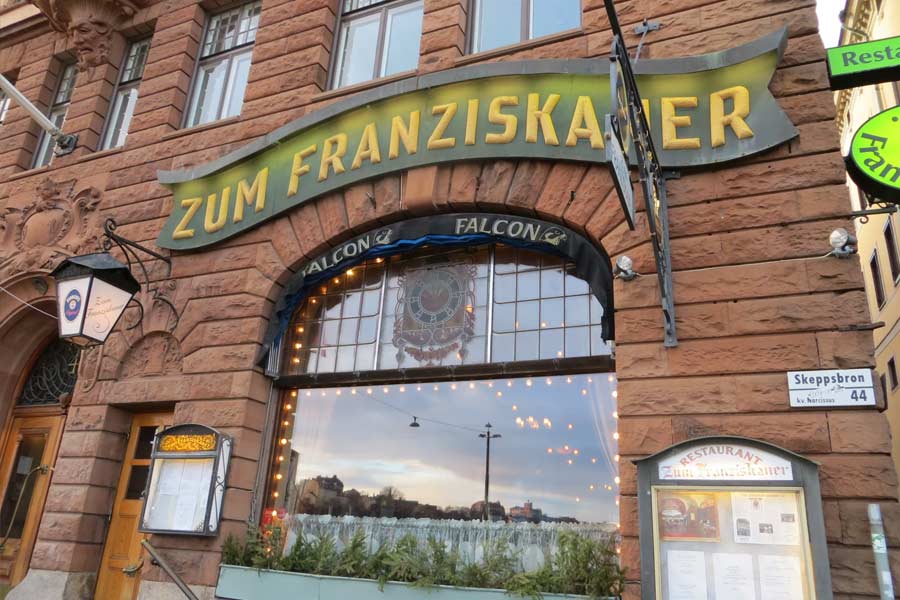জার্মানের সন্ন্যাসীরা ১৪২১ সালে সুইডেনের স্টকহোমে জুম ফ্রানজিসকানের রেস্তরাঁটি খোলেন। প্রতিষ্ঠার পর এই রেস্তরাঁটি বহু বার নতুন রূপে সাজানো হয়। ১৯০৬ সালে পুনর্নির্মাণের পর আর নতুন করে রেস্তরাঁর সজ্জার কাজে হাত দেওয়া হয়নি।