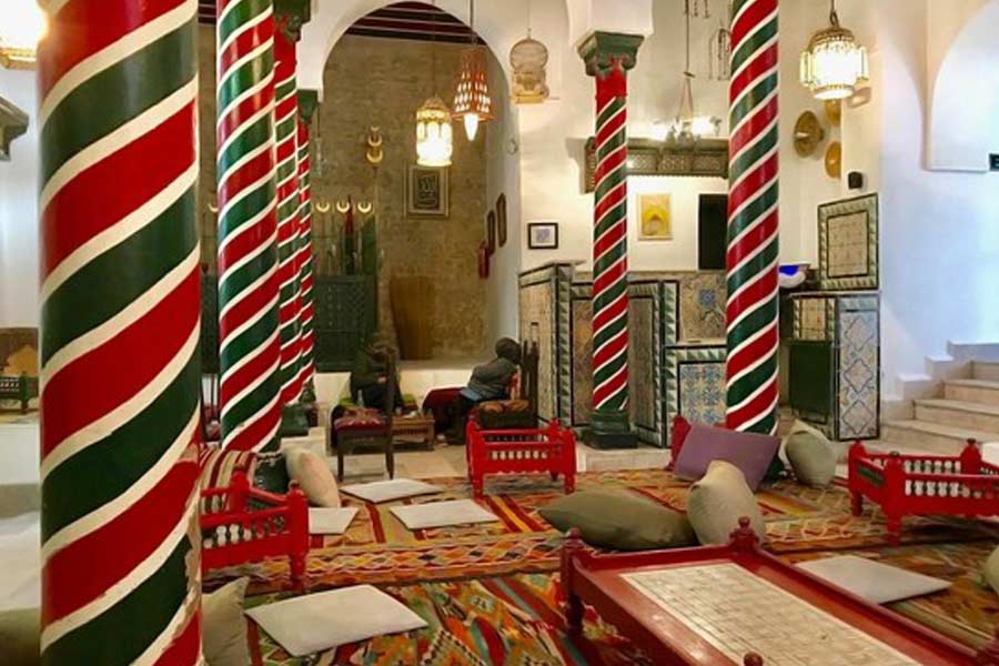 বিশ্বের অন্যতম পুরনো ক্যাফে রয়েছে টিউনিশিয়ায়। ১৬২৮ সালে জায়টুনা মসজিদের কাছে তৈরি করা হয় এল এম রাবেত ক্যাফেটি। ক্যাফের বাইরে একটি সুন্দর বাগানও রয়েছে। সন্ধ্যায় এখানে গানের অনুষ্ঠান হয়।