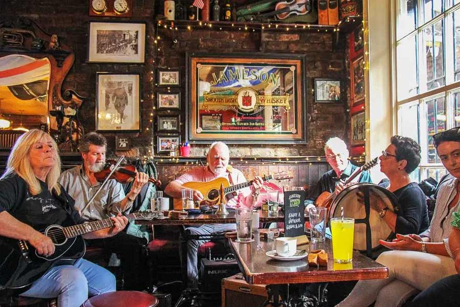 আয়ারল্যান্ডের ডাবলিনে দ্য ব্র্যাজ়েন হেড নামে একটি পাব রয়েছে যা ১১৯৮ সালে এটি তৈরি হয়। যদিও পুরনো তথ্য ঘেঁটে জানা যায়, গোড়ার দিকে এটি ছাত্রাবাস হিসাবে ব্যবহৃত হত। ১৬৫৩ সালে এখানে সুরা বিক্রি শুরু হয়। জোনাথন সুইফ্‌ট, জেমস জয়েসের মতো লেখকেরা এই পাবে মাঝেমধ্যেই সময় কাটাতে যেতেন।