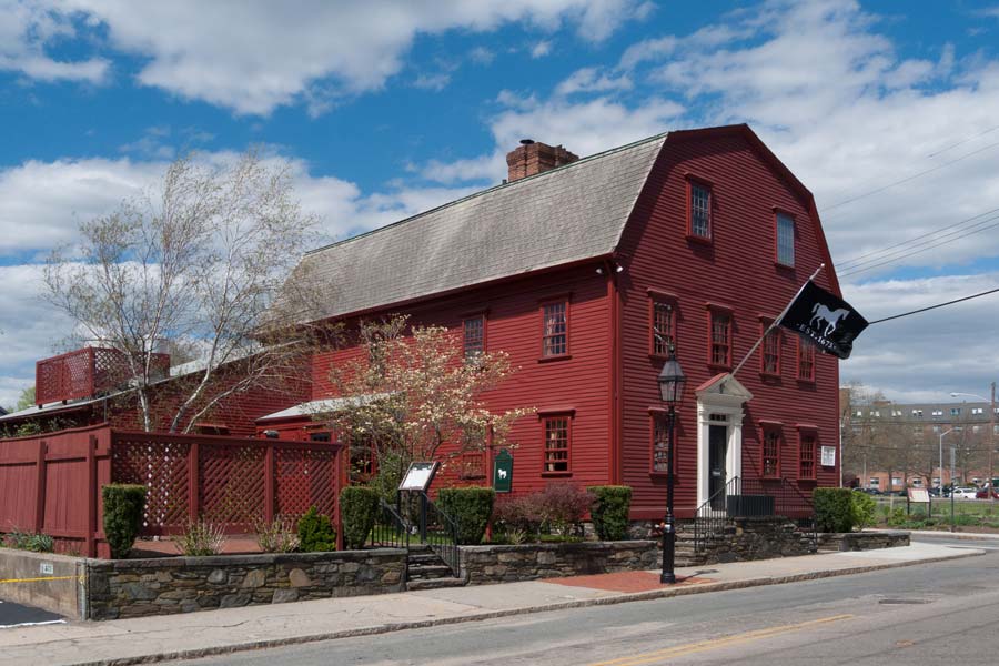 আমেরিকার নিউপোর্টে রয়েছে দ্য হোয়াইট হর্স ট্যাভার্ন। ১৬৭৩ সালে তৈরি হয় এই রেস্তরাঁ। বিশ্বসেরা সুরা থেকে শুরু করে উন্নত মানের মাংস এবং সামুদ্রিক খাবার এখানে পাওয়া যায়।