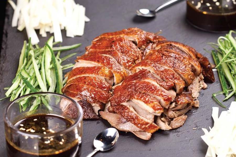 ১৪১৬ সাল থেকে পেকিং ডাক বানানোর জন্য পরিচিতি তৈরি করেছে চিনের বেজিংয়ের বিয়ানিফাঙ্গ। শোনা যায়, আমেরিকার প্রেসিডেন্ট জর্জ বুশও নাকি এই রেস্তরাঁয় খেতে গিয়েছিলেন।