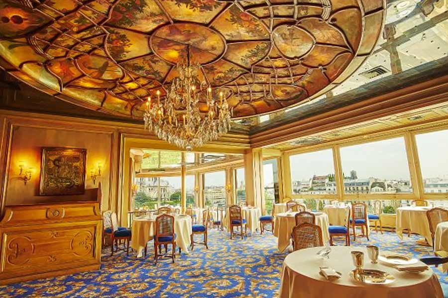 ১৫৮২ সালে ফ্রান্সের প্যারিসে দরজা খোলে লা ট্যুর দি আর্জেন্ট রেস্তরাঁটি। শোনা যায়, ষোড়শ শতকে ফ্রান্সে প্রথম কাঁটা চামচের ব্যবহার শুরু হয়। সেই সময় থেকেই এই রেস্তরাঁয় অতিথিদের খাওয়ার জন্য কাঁটা চামচ দেওয়া শুরু হয়।