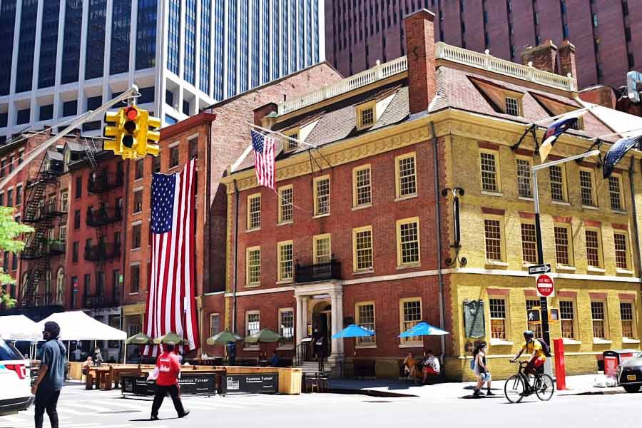 ১৭৬২ সালে আমেরিকার নিউ ইয়র্ক সিটিতে খোলা হয় ফ্রন্সেস ট্যাভার্ন। এই রেস্তরাঁর সঙ্গে রয়েছে একটি সংগ্রহালয়ও। আমেরিকার প্রথম প্রেসিডেন্ট জর্জ ওয়াশিংটন যেখানে তাঁর আধিকারিকদের বিদায় জানিয়েছিলেন এই রেস্তরাঁয় গেলে সেই জায়গাটিও দেখা যায়।