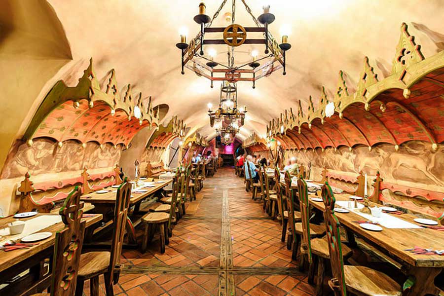 ইউরোপের পোল্যান্ডে ১২৭৩ সালে তৈরি করা হয়েছিল পিনিকা সিডনিকা রেস্তরাঁটি। রোক্ল এলাকার মেন মার্কেট স্কোয়ারের কাছে এই রেস্তরাঁ রয়েছে। বিয়ার এবং স্থানীয় খাবারের জন্য এই জায়গাটি জনপ্রিয়।