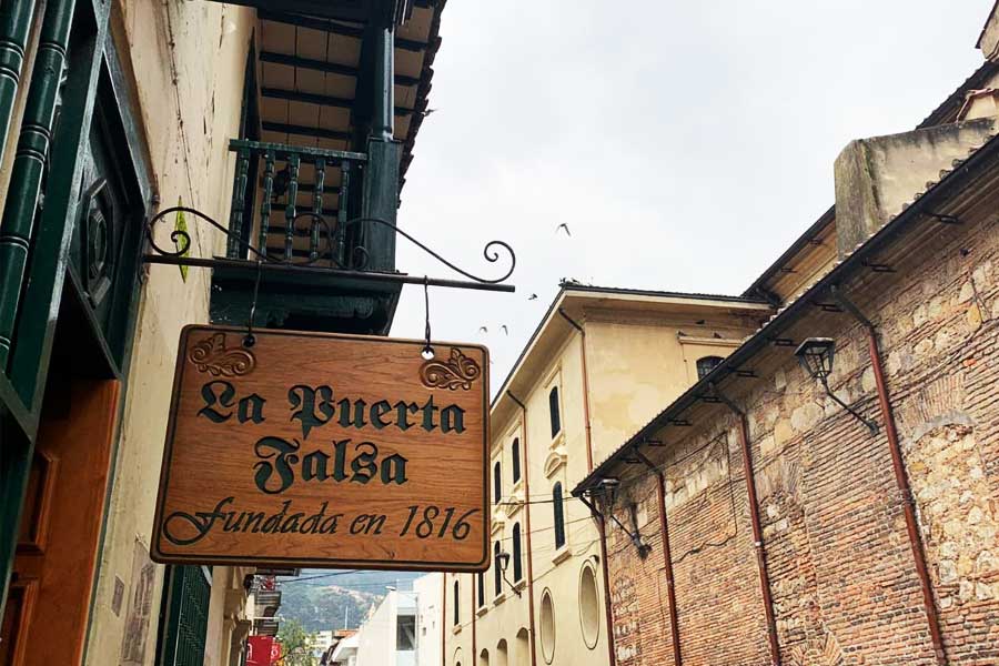 কলম্বিয়ার বোগোটায় ১৮১৬ সালে খোলা হয় লা পুয়ের্তা ফলসা। যদিও শুরুর দিকে এই রেস্তরাঁর কোনও নাম ছিল না। দেওয়ালের মধ্যে একটি গর্ত তৈরি করে সেখান দিয়ে ক্ষুধার্তদের খাবার দেওয়া হত। বর্তমানে এই রেস্তরাঁয় ২০ জন একসঙ্গে বসে খেতে পারেন।