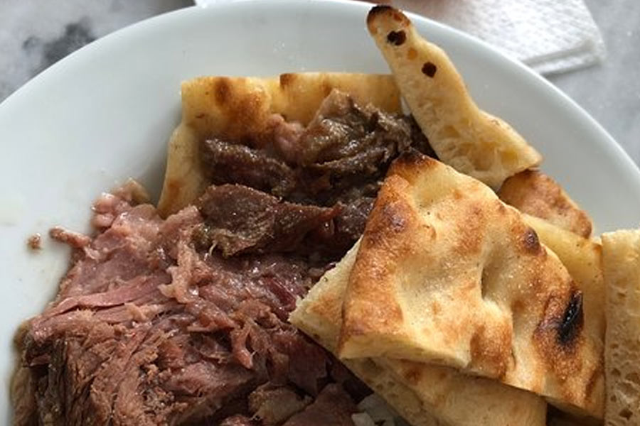 তুর্কির আফইয়নকারাহিসার এলাকায় আসকি বাকাসিজ় নামে একটি রেস্তরাঁ রয়েছে। ১৮৪০ সালে নির্মিত এই রেস্তরাঁ ল্যাম্ব কাবাব তৈরির জন্য বিখ্যাত।