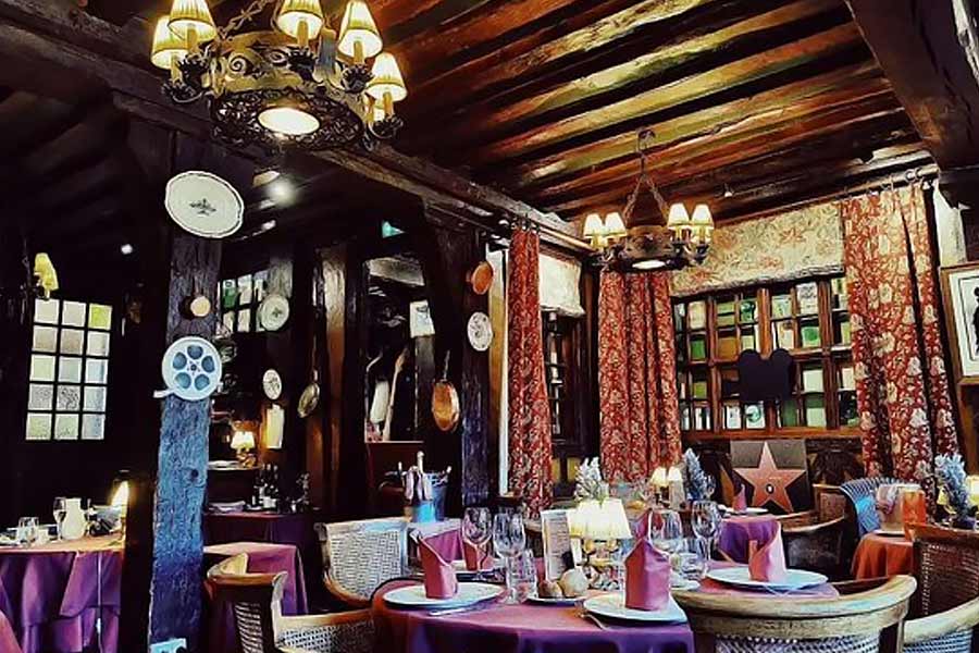 ফ্রান্সের রুয়েন এলাকায় রয়েছে লা কোরোন নামের রেস্তরাঁ। ১৩৪৫ সালে তৈরি করা হয় এই রেস্তরাঁটি। বর্তমানে ছ’টি ডাইনিং রুমবিশিষ্ট এই রেস্তরাঁয় একশো জন অতিথি একসঙ্গে বসে খেতে পারেন।