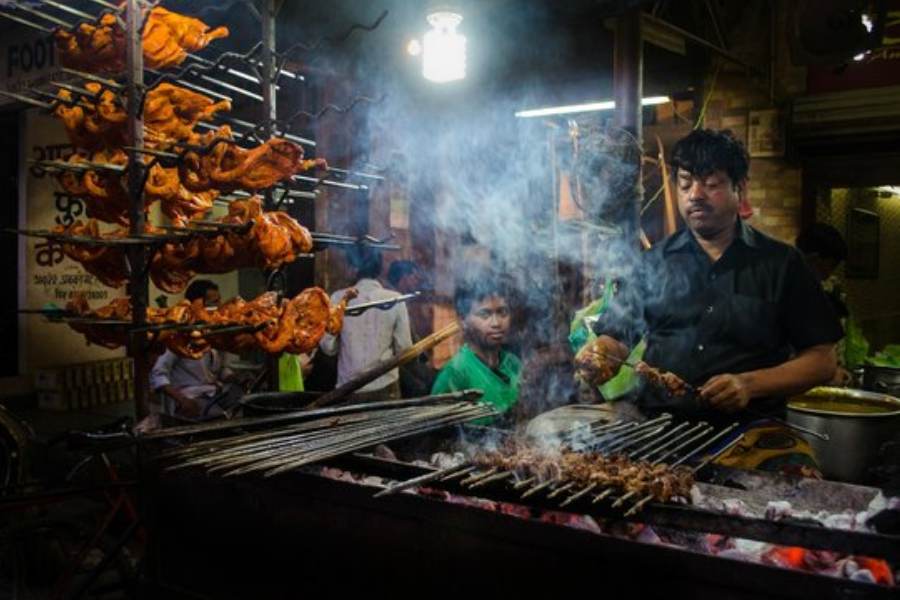 মোগলাই খানা থেকে চাইনিজ বা কন্টিনেন্টাল, সব কিছুতেই বাঙালির লোভাতুর দৃষ্টি। আর পুজোর মরসুমে? বাঙালি একেবারে লাগামছাড়া। 