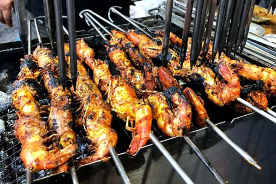 রোস্টেড কার্ট:  কলকাতার ফুটপাথের কাবাবের কথা উঠলেই প্রথম যে নামটা মাথায় আসে তা হল কসবা-বকুলতলা অঞ্চলের রোস্টেড কার্ট। গড়িয়াহাট থেকে বিজন সেতু পেরিয়ে ইএম বাইপাসের দিকে এগোলে দুটি সিগনাল পার করে ডান দিকে তাকালেই চোখে পড়বে এই দোকানটি। গত কয়েক বছরে কলকাতার বুকে যে কয়েকটি নতুন কাবাবের দোকান হয়েছে, তার মধ্যে এটি একটি। এখানকার আফগানি শিক কাবাব, মুরগির টিক্কা কাবাব, পাঁঠার মাংসের চাপলি, রোস্টেড বা পোড়া ডিমের কাবাব, শিক মালাই কাবাব জনপ্রিয়। দাম ৫০ টাকা থেকে ১৪৫০ টাকার মধ্যে। 