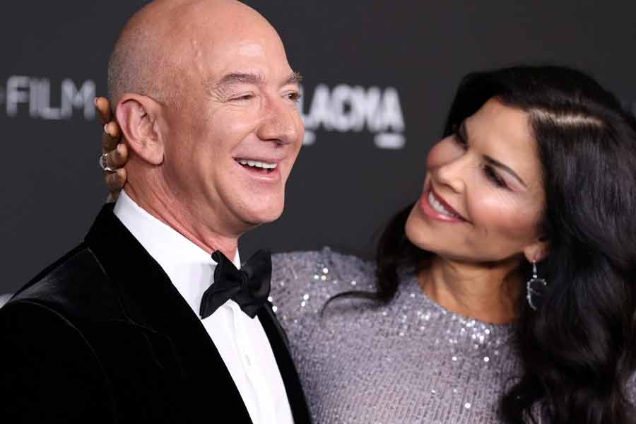 image of Bezos and Sanchez 