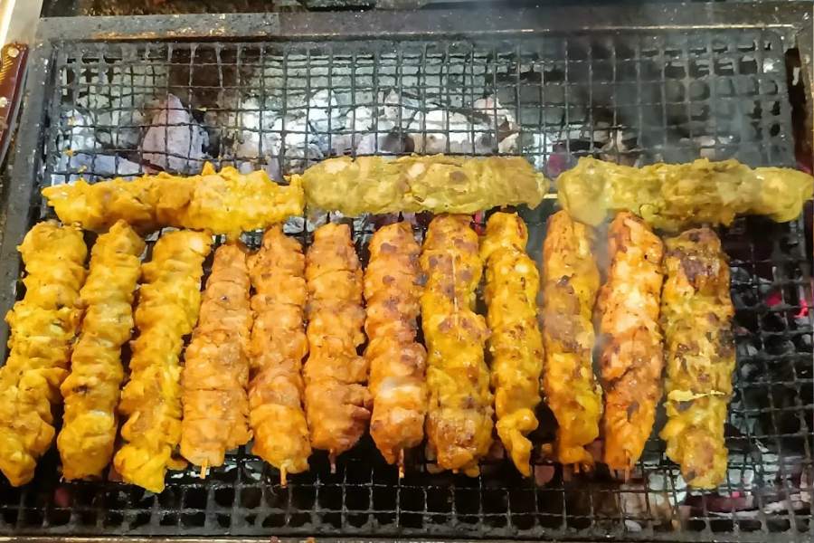 ব্রো’স কাবাব: বাগবাজার স্ট্রিট দিয়ে গিরিশ মঞ্চের দিকে গেলে মাঝপথে পড়ে ক্ষুদিরাম বসুর মূর্তি। তার ঠিক সামনে এই দোকান। কম দামে ভাল কাবাব খেতে হলে আসতে পারেন এখানে। পাবেন মুরগির রেশমি কাবাব, মুরগির আফগানি কাবাব, পেশোয়ারি কাবাব, চিজ কাবাব, তন্দুরি মোমো থেকে মুরগির থাই, পেয়ে যাবেন সবই। মেয়োনিজ এবং সবুজ চাটনির সঙ্গে হালকা একটু কাঁচা পেঁয়াজ নিয়ে এই কাবাব খেলে মন ফুরফুরে হতে বাধ্য। দাম ৫০ টাকা থেকে ৭০ টাকার মধ্যে।  