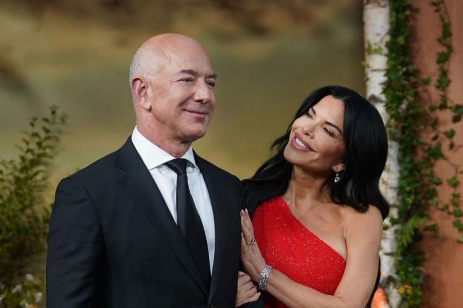 image of Bezos and Sanchez 