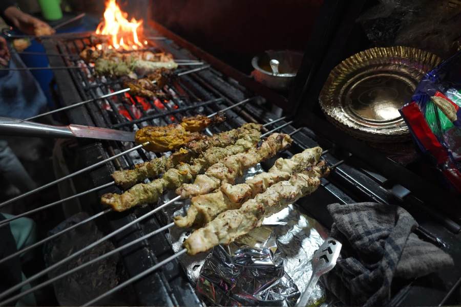 বব’স বিবিকিউ গ্রিল: যতীন দাস পার্ক মেট্রো স্টেশন থেকে হেঁটে মিত্র ইনস্টিটিউসনের দিকে হাঁটলে হরিশ মুখার্জি রোড এবং পটুয়া পাড়া যোগযোগস্থলে এই দোকানটি পেয়ে যাবেন। বাইকে করে কাবাব বিক্রি করা এই দোকানের অন্যতম প্রধান আকর্ষণ। এদের খাদ্য তালিকায় আছে স্পেশাল মালাই কাবাব, ভেটকি টিক্কা থেকে চিকেন বিরা হোল লেগ।  লক্ষ করার মতো ব্যাপার হল, প্রত্যেক সপ্তাহে এরা একটা করে নতুন কাবাব এদের খাদ্য তালিকায় যোগ করার চেষ্টা করে। এদের কাবাবের দাম ২০০ টাকা থেকে ৩৫০ টাকা। 