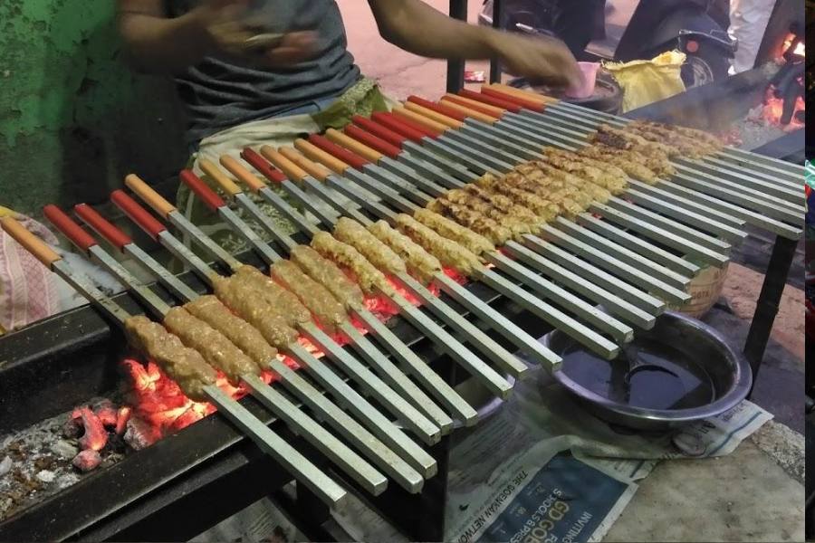 মহম্মদ আরিফ পেয়ারে কাবাব: আপনি যদি পেয়ারে কাবাব প্রিয় মানুষ হন, তা হলে আপনি যেতে পারেন তপসিয়া থানার কাছে, ব্রাইট স্ট্রিট মোড়ে। তবে শুধু পেয়ারে কাবাব নয়, এখানে পেয়ে যাবেন রেশমি কাবাব, হরিয়ালি কাবাব, আফগানি কাবাব সহ আরও অনেক কিছুই। দাম ১৫ টাকা থেকে ৫০০ টাকা। 