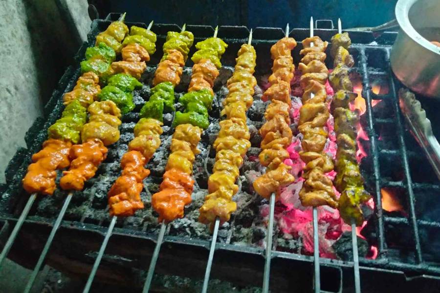 বাডি বাইটস: কসবার রাজডাঙ্গা অঞ্চলে একটি পরিচিত শপিং মলের পিছন দিকে চলে গেলেই দেখতে পাবেন এই দোকান। এদের কাছে পেয়ে যাবেন রেশমি কাবাব, মালাই কাবাব, আচারি কাবাব, পাহাড়ি কাবাব, বটী কাবাব। রেশমি আর মালাই কাবাব বাদ দিয়ে এদের পাঁচ রকম কাবাব মেলানো একটা ডিশও আছে। এদের কাবাবের দাম ১৪০ টাকা ২০০ টাকা। এই প্রতিবেদনটি 'আনন্দ উৎসব' ফিচারের একটি অংশ। 