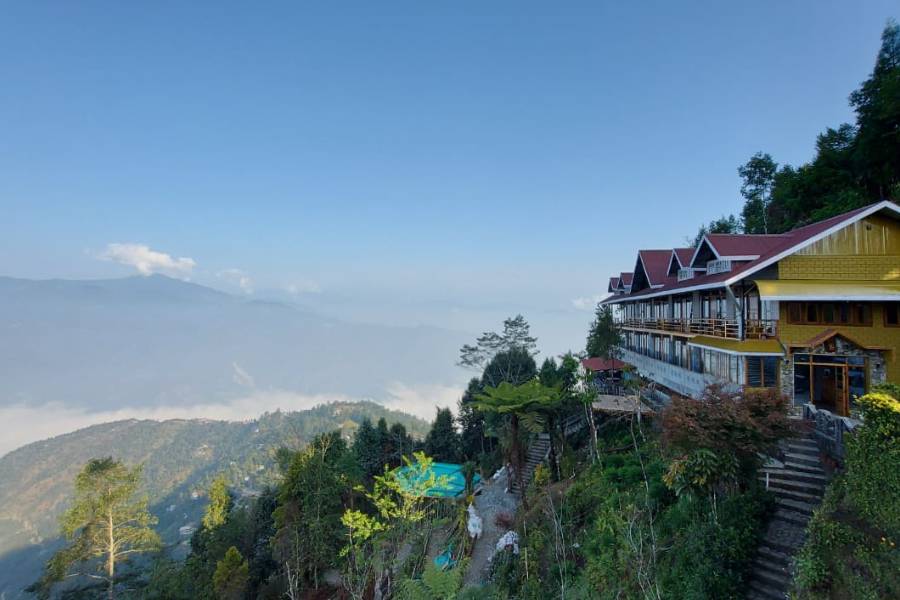 ১. ভালুখোপ-    কালিম্পঙের কাছে প্রায় ৫ হাজার ৩০০ ফুট উচ্চতায় এই জায়গা এক্কেবারে স্বল্প চেনা। আপনি যদি পাহাড় ঘুরতে ভালবাসেন আর ভিড় এড়িয়ে নিরিবিলিতে ছুটি কাটাতে চান, নিঃসন্দেহে চলে যেতে পারেন কাঞ্চনঞ্জঙ্ঘার দৃশ্যে ঘেরা ছোট্ট এই গ্রামে। কলকাতা থেকে দূরত্ব প্রায় ৬২৪ কিলোমিটার। নিজের গাড়ি নিয়ে বেড়িয়ে পড়তে পারেন উত্তরবঙ্গের পথে,  নিউ জলপাইগুড়ি অবধি গিয়ে সেখান কালিম্পঙের দিকে ভালুখোপ গ্রামের দিকে চলে আসতে পারেন। চাইলে এই গ্রামে এখান থেকে যেতে পারেন ডেলো পাহাড়,  ডেলো পার্ক বুদ্ধমূর্তি ও হনুমান মন্দিরে। গাড়িতে সঙ্গে নিন স্হানীয় কাউকে, তিনিই রাস্তা চিনিয়ে দেবেন। এছাড়া গ্রামের চারপাশে ও জঙ্গলের রাস্তায় হেঁটে সময় কাটাতে পারেন।
