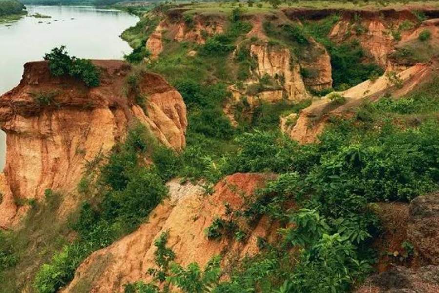 ২. গনগনি-   পশ্চিম মেদিনীপুরের গড়বেতার কাছে জনবসতি গনগনি। সোজা চলে যেতে পারেন এখানে।  অফুরন্ত প্রাকৃতিক শোভা চারদিকে। অনেকেই গনগনির সঙ্গে গড়বেতা আর বিষ্ণুপুরে ঘুরে নেওয়া সম্ভব। বলে রাখি, কলকাতা থেকে ১৩৬ কিলোমিটার দূরের এই জায়গায় বৃষ্টি নামলে কিন্তু প্রায় স্বর্গ! শহর কলকাতা থেকে চন্দ্রকোণা রোড ধরে গড়বেতা অবধি গিয়ে,  সেখান থেকে জাতীয় সড়ক ধরে পৌঁছে যান গনগনি। গড়বেতার কাছাকাছি অনেক পুরনো মন্দির আছে। যেমন, কামেশ্বরী মন্দির, রাধাব্ললভ মন্দির,  রঘুনাথজি মন্দির। চাইলে ঘুরে নিতে পারেন এমন অনেক জায়গাতেই। 