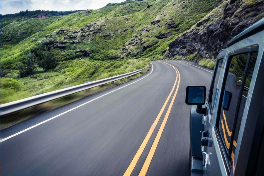 অফিস-ব্যবসা সামলে অত আগে অনেকেই ভেবেই উঠতে পারেন না, কী করবেন, কোথায় যাবেন। ফলে শেষ মুহূর্তে ট্রেন বা প্লেনের টিকিট না পেয়ে বেড়ানোটাই মাঠে মারা যায়।  মন খারাপ নয়। নিজের গাড়ি বা ভাড়া গাড়িতে চড়ে বসুন। আর নীচে বলে দেওয়া কোনও একটা জায়গায় চলে যান। স্বল্প চেনা। নিরালা ঠাঁই।   