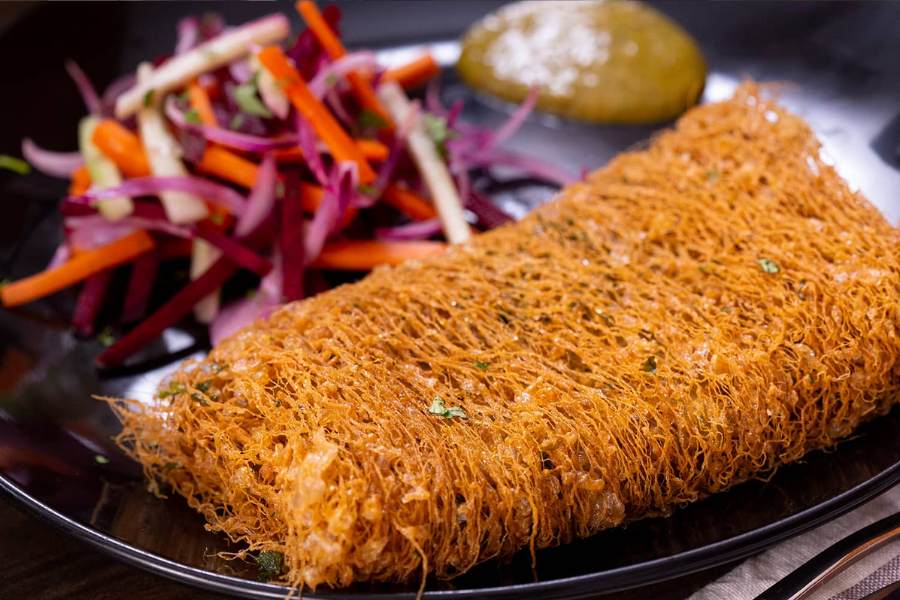 বাঙালির পুজো মানেই কিন্তু খাওয়াদাওয়া। সে পুজোর কেনাকাটি করতে গিয়েই হোক বা প্যান্ডেল প্যান্ডেলে ঘোরার সময়েই হোক, কী বাড়িতে বসে আড্ডা দিতে গিয়েও হোক। 