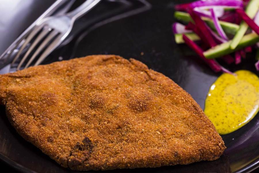 ভোজনরসিক বাঙালির অন্যতম প্রিয় ঠেক হল কলকাতার পুরনো কেবিনগুলি। কাছাকাছি পৌঁছে গেলে সদলবলে বসে খান। নয়তো বাড়িতে নিয়ে আসুন। এই প্রতিবেদনে আপনাদের জন্য রইল কলকাতার ৬টি বিখ্যাত কেবিনের সন্ধান। 