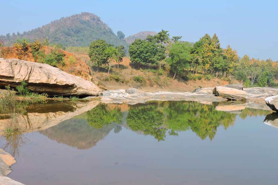 ৩. মুরগুমা-    পুরুলিয়ার আশেপাশে অনেকেই ঘুরতে যাবার জায়গা আছে। তবে ঝাড়খণ্ড-পশ্চিমবঙ্গ সীমান্তের মুরগুমা জায়গাটির কথা অনেকে জানেন না। কলকাতা থেকে ৩৩০ কিমি দূরত্বে হ্রদের চারপাশ ঘিরে এই আদিবাসী গ্রামটি ভারী অপূর্ব! সবুজের অন্ত নেই। আকাশে মেঘের খেলা। পাহাড়িয়া পথ। শান্ত, নির্জন। বলে রাখি, এখানে ঘুরতে যাবার সেরা সময় হল হালকা শীত। অযোধ্যা পাহাড়ের কাছে জঙ্গল ঘেরা এই গ্রামে গাড়ি করে অনায়াসে পৌঁছে যাওয়া যায়।  