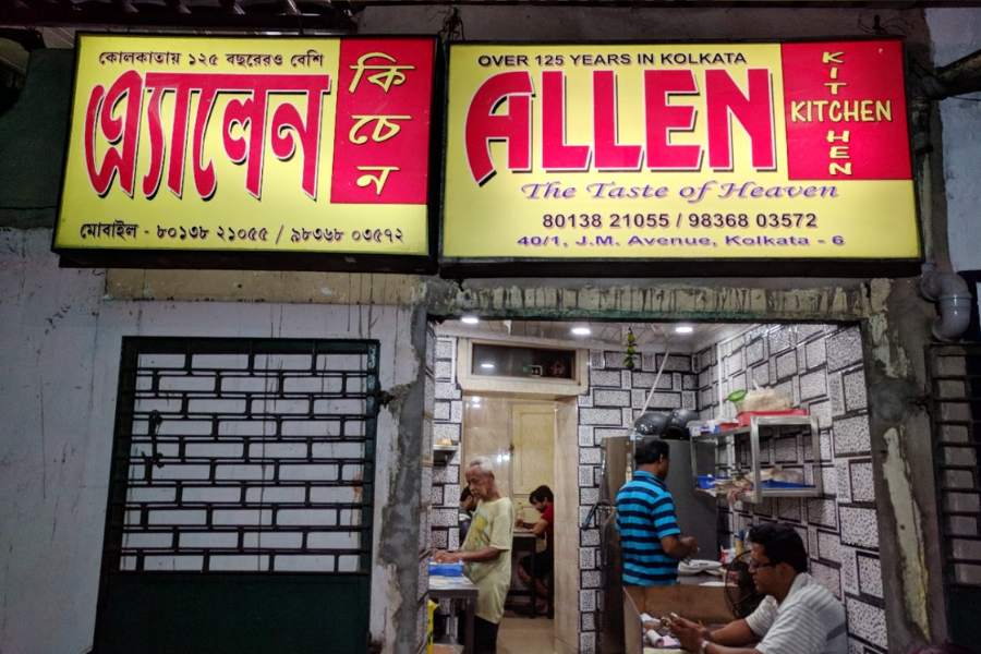 অ্যালেন কিচেন: ঠিকানা– ৪০/১, যতীন্দ্র মোহন অ্যাভিনিউ, কলকাতা– ৭০০০০৬। আপনি যদি হন চিংড়ি প্রিয়,  তাহলে কিন্তু আসতেই হবে ১২৫ বছরের পুরনো এই দোকানে। স্কটল্যান্ড-এর স্কট জেন অ্যালেন সাহেবের হাতে প্রতিষ্ঠিত হয় এই দোকান। কলকাতা শহরেই। পরে দোকানটি তিনি জীবনকৃষ্ণ সাহাকে দিয়ে দেশে ফিরে যান। এখানকার ঘিয়ে ভাজা ডিমের প্রলেপ দেওয়া চিংড়ির কাটলেট কাসুন্দি যোগে মুখে দেওয়ার জন্য অনেকেই মুখিয়ে থাকেন। 