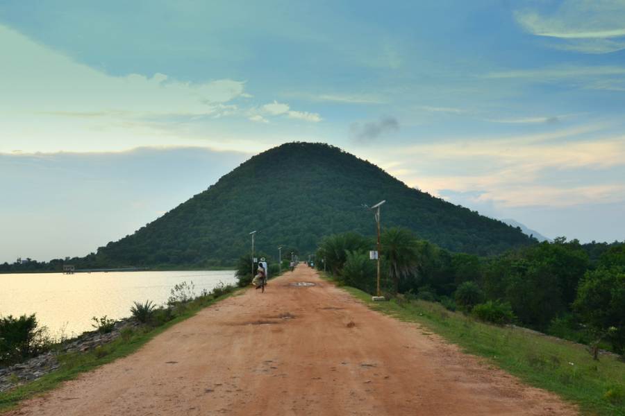 ৫. বড়ন্তি-   পুরুলিয়ার নিরিবিলিতে ছুটি কাটানোর জন্য এক দিকে বিহারীনাথ পাহাড় ও অন্য দিকে পঞ্চকোট পাহাড়। তার মাঝে বড়ন্তি। লাল মাটির কাঁচা সড়ক, ফুটফুটে একটা লেক। গাঁয়ের পথে গাড়ি নিয়ে ঘুরলে মন সাফা হয়ে যায়। কলকাতা থেকে মাত্র ২৬৫ কিমি দূরে এই বড়ন্তি। আসানসোল থেকে মাত্র ৪০ কিমি। হৃদে পাশে দাঁড়িয়ে পড়ন্ত বিকেলে অস্তগামী সূর্ষের লালাভ আলোয় সন্ধে নামা দেখাটা বড় মনোরম। 