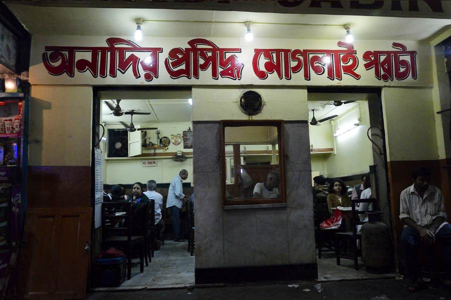 অনাদি কেবিন: ঠিকানা-এস এন ব্যানার্জি রোড,  কলকাতা-৭০০০৭২। অনাদি কেবিনের নাম জানেন না এমন বাঙালি বিরল। ১৯২৫ সালে বলরাম জানা তাঁর ছেলের নামে প্রতিষ্ঠা করেন এই দোকান। ধর্মতলার কাছাকাছি গেলে গিয়ে একবার কিন্তু চেখে দেখতেই পারেন এখানকার মোগলাই পরোটা এবং ফিশ কাটলেট। 