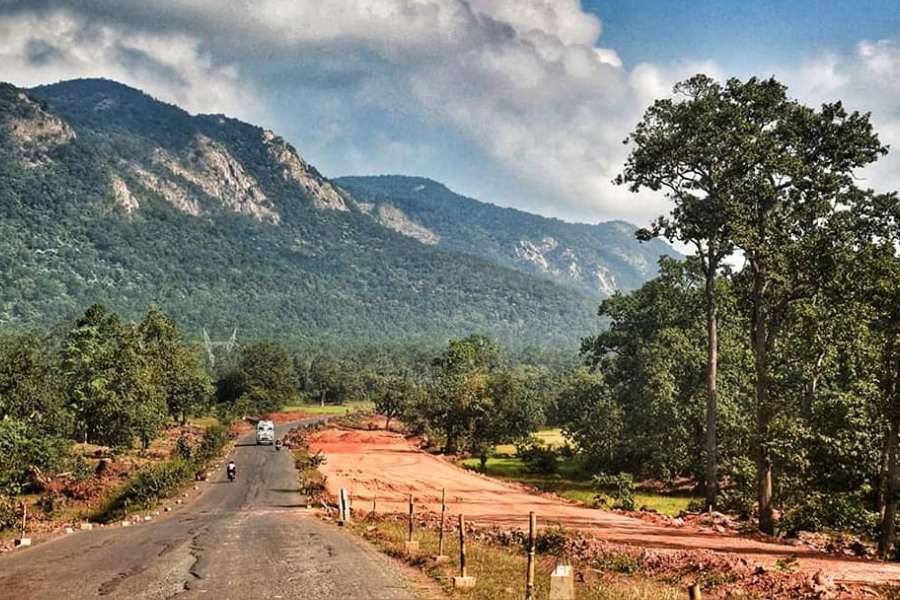 ৬. বাংরিপোশি-    শুধু পশ্চিমবঙ্গের এদিক সেদিক কেন,  ওড়িশা ঠাকুরানি রেঞ্জের মাঝে বাংরিপোশি,  নদী,  জঙ্গল ও পাহাড় নিয়ে এক দরাজ ঠাঁই। কলকাতা থেকে ২২০ কিমি দূরত্বে এই জায়গায় সারা বছর যে কোনও সময় যাওয়া যেতে পারে। এনএইচ-৬ ধরে সোজা গাড়ি চালিয়ে বাহারাগোরা চেক পোস্ট ও জামসোলা পেরিয়ে পড়ে বাংরিপোশি। বুড়িবালাম ঝরনা,  ডোকরা গ্রাম,  কনকদেবীর মন্দির ঘুরে দেখতে পারেন এখান থেকে।