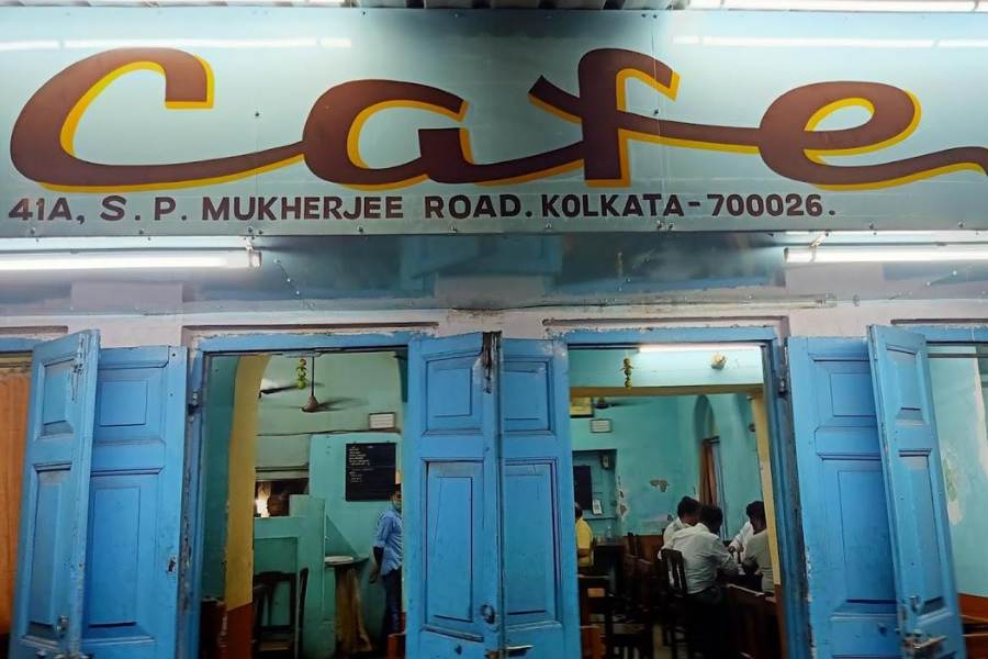 ক্যাফে: ঠিকানা – ৪১/এ, শ্যামাপ্রসাদ মুখার্জি রোড, কলকাতা– ৭০০০২৬। ঠিক আশুতোষ কলেজের বিপরীতে এই দোকানে এক সময় যাতায়াত ছিল চুনী গোস্বামী,  মহেশ্বেতা দেবী থেকে দীনেশ দাসের। এখানকার ফিশ কবিরাজি,  চিকেন কবিরাজি বা মটন চপ একবার খেলে বারবার যেতে ইচ্ছে করে। 