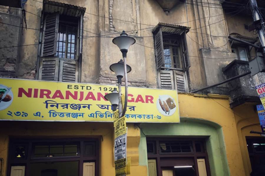 নিরঞ্জন আগার: ঠিকানা– ২৩৯ এ, চিত্তরঞ্জন অ্যাভিনিউ, কলকাতা – ৭০০০০৬। গিরিশ পার্ক মেট্রো স্টেশনের কাছেই এই দোকান। ভাজাভুজি প্রিয় বাঙালির আরেক পছন্দের জায়গা হল এই নিরঞ্জন আগার। এখানকার ডিমের ডেভিল খেতে দূর দূর থেকে ছুটে আসেন অনেকেই। তবে শুধু ডিমের ডেভিল নয়,  এখানে কিন্তু পাওয়া যায় ফিশ ফ্রাই থেকে মটন কাটলেট সবই পাওয়া যায়। 