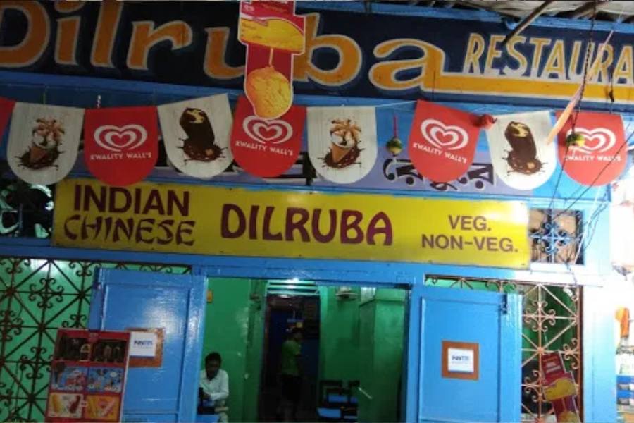 দিলরুবা রেস্টুরেন্ট: ঠিকানা– ৮৬/১, বিধান সরণি রোড, কলকাতা– ৭০০০০৪। প্রায় ৭৫ বছরের বেশি পুরনো এই দোকানেও কিন্তু সন্ধে হলেই ভিড় জমান ভোজন রসিক বাঙালি। কাটলেট ও কবিরাজি এখানকার মূল আকর্ষণ হলেও আজকাল চাইনিজ পদও কিন্তু পেয়ে যাবেন মেনুতে। হাতিবাগানের পুজোর কেনাকাটার বা ঠাকুর দেখতে গিয়ে একবার ঢুঁ মেরে আসতে পারেন এখানে।