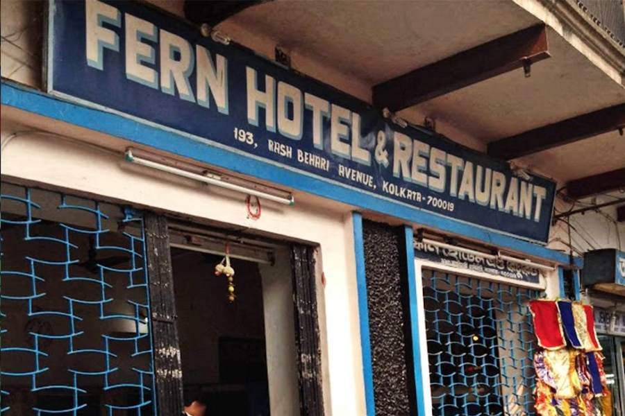 ফার্ন রেস্টুরেন্ট: ঠিকানা– ১৯৩ রাসবিহারী অ্যাভিনিউ, কলকাতা – ৭০০০১৯। গড়িয়াহাট মোড়ের কাছেই রয়েছে এই কেবিন। মূলত চপ, কাটলেটের জন্য বিখ্যাত হলেও আপনি চাইলে করে নিতে পারেন রাতের ডিনারও। 