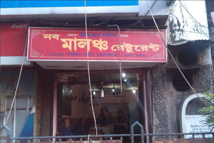 নব মালঞ্চ রেস্টুরেন্ট:  ঠিকানা – ১০০, শ্রী অরবিন্দ সরণী কলকাতা- ৭০০০০৬। কলকাতার কেবিন নিয়ে কথা হবে, আর নব মালঞ্চের প্রসঙ্গ আসবে না, তা আবার হয় নাকি! শতাব্দী প্রাচীন এই দোকানের কবিরাজী খেতে ভিড় জমান বুড়ো থেকে বাচ্চা সবাই।