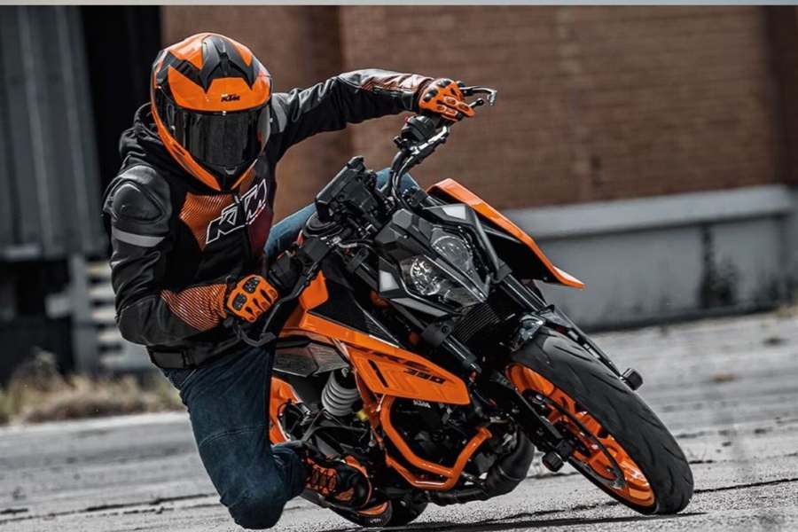 ২০২৪ কেটিএম ৩৯০ ডিউক (দাম  ৩.৩০ লক্ষ): কেটিএম ৩৯০ ডিউক আসতে চলেছে তার নতুন অবতার নিয়ে। নতুন এই বাইকে রয়েছে ৩৯৯ সিসির একটি ইঞ্জিন বিশিষ্ট্য গিয়ার বক্স। পেয়ে যাবেন রয়েছে পাঁচ ইঞ্চির টি এফ টি ইন্সট্রুমেন্ট , স্মার্ট কানেক্টিভিটি,। এ ছাড়াও এই বাইকে রয়েছে রাস্তায়, বৃষ্টিতে এবং ট্র্যাক করার মতো তিন ধরনের রাইডিং মোড। ৬ টি মোড সম্পন্ন গিয়ার বক্স, এবং স্লিপার ক্লাচ। বাইকটির আত্মপ্রকাশ করতে চলেছে আগামী ৩০ শে সেপ্টেম্বর। 