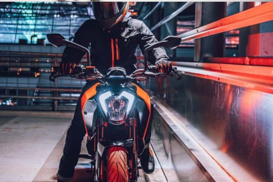 কেটিএম ই ডিউক (দাম ২.৫০ লক্ষ):  কেটিএম সংস্থার এই বাইকে রয়েছে ৫.৫ কিলোওয়াট লিথিয়াম পার্টিকেল ব্যাটারি। কেটিএম সংস্থার এই বাইক ১০ কিলোওয়াট শক্তি উৎপন্ন করতে পারে।