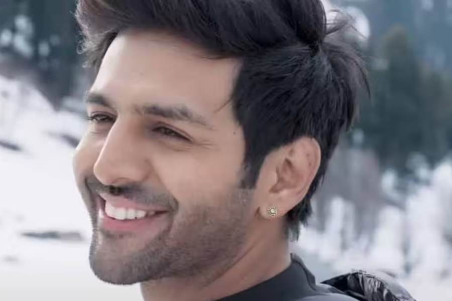 সম্প্রতি ‘সত্যপ্রেম কি কথা’ ছবিতে কার্তিক আরিয়ানের ঝাঁকড়া চুল আর হালকা দাড়ির উষ্ণ আবেদন ঘুম কেড়েছে বহু তরুণীর। কিন্তু চুল আর দাড়ির মধ্যবর্তী সেতুর দিকে কি ফিরে তাকিয়েছি?  গাঢ় কৃষ্ণবর্ণের ওই আবেদনময় জুলপি না থাকলে, সত্যিই কি এতখানি মোহময় হত সত্যপ্রেমের চাউনি!