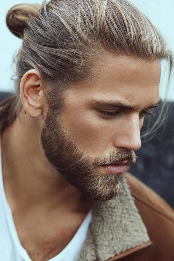 ! চুলের সজ্জা ও স্বাস্থ্য নিয়ে চর্চা যত কথা হয়,  জুলপি-চর্চা তেমন একটা কেউ কিছু বলেন না। অথচ মুখের আদল অনুযায়ী জুলপির বিশেষ বিশেষ আকৃতি,  অন্য মাত্রা দিতে পারে পুরুষের কেশসজ্জায়। বদলে দিতে পারে ব্যক্তিত্ব।