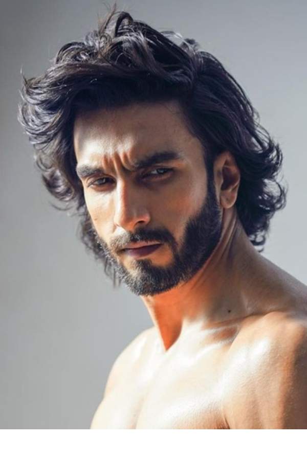 লম্বা জুলপি:  সাধারণত গোলাকৃতি মুখবিশিষ্ট পুরুষদের ক্ষেত্রে লম্বা জুলপি,  মুখের আকৃতিকে বেশ ধারালো করে তোলে। জুলপির দৈর্ঘ্য গালের মেদকে অনেকটা ঢেকে দিয়ে, বাড়িয়ে দিতে পারে আপনার চোখের নীলাভ হাতছানি। লম্বা জুলপি খুব একটা সমকালীন না হলেও, এটিকে বেছে নিয়ে নিজেকে ভিড়ের মধ্যে আলাদা করে ফেলতে পারেন।  