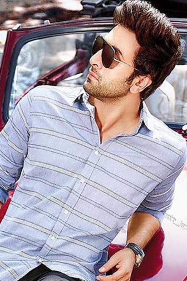 মাঝারি জুলপি:  রণবীর কপূরের-এর মাঝারি জুলপির মৌতাতে মজে গিয়েছেন অসংখ্য অষ্টাদশী। নিজেকে তেমন আকর্ষণীয় করে তুলতে লম্বা চুলের ছাঁটের লং সঙ্গে মাঝারি দৈর্ঘ্যের জুলপি রাখুন।  উত্তাপ ছড়াবেন আপনিও। সামান্য লম্বাটে মুখাকৃতির ব্যক্তিরা নিশ্চিন্তে এ-ধরনের জুলপি বেছে নিন আর হয়ে উঠুন আত্মবিশ্বাসী। 