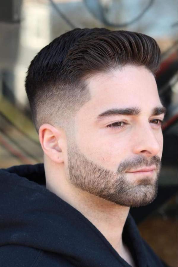 অমরেশ পুরীই হোন বা আমজাদের মতো জুলপি:  অমরেশ পুরীই হোন বা আমজাদ খান,  ভিলেনের দাপটে নায়ক পর্যন্ত থরহরি কম্পমান। এদের  মতো জুলপির একটা নাম আছে বাজারে ‘এল’ জুলপি। মানে, ইংরিজি ‘এল’ আকৃতির ধাঁচে রাখা জুলপি। নীচের দিকটা চওড়া। উপরিভাগ তুলনায় সরু। এই ‘এল’  আকৃতির জুলপির একচেটিয়া অধিকার যেন কেবল খলনায়কদের। 