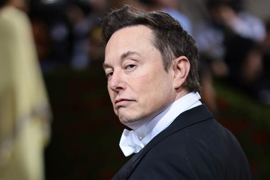 কোনও বিলাসবহুল প্রাসাদে থাকেন না মাস্ক। বদলে দু’কামরার একটি ফ্ল্যাটে থাকেন টেসলাকর্তা।