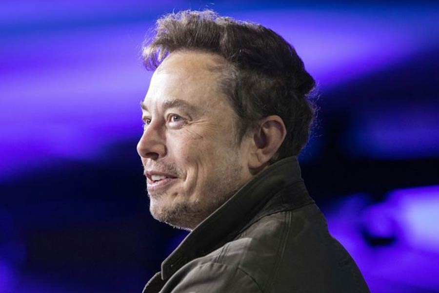 অ্যাপল কর্তা স্টিভ জোবসের জীবনী লিখেছিলেন ইসাকসন। এখন মাস্কের জীবনী লিখছেন। সব ঠিকঠাক চললে সেপ্টেম্বরে প্রকাশিত হতে পারে সেই জীবনী।