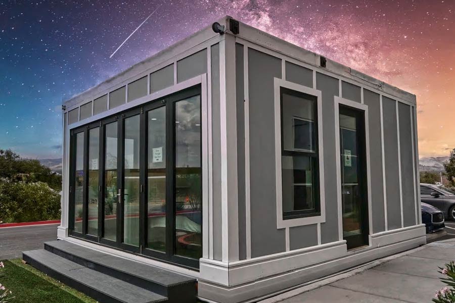 লাস ভেগাসের একটি নির্মাণ সংস্থা ফ্ল্যাটটি তৈরি করেছিল। ওই সংস্থার ওয়েবসাইট থেকে জানা গিয়েছে, মাস্ক যে ফ্ল্যাটে থাকেন, তাতে রয়েছে একটি বেডরুম এবং একটি বসার ঘর।