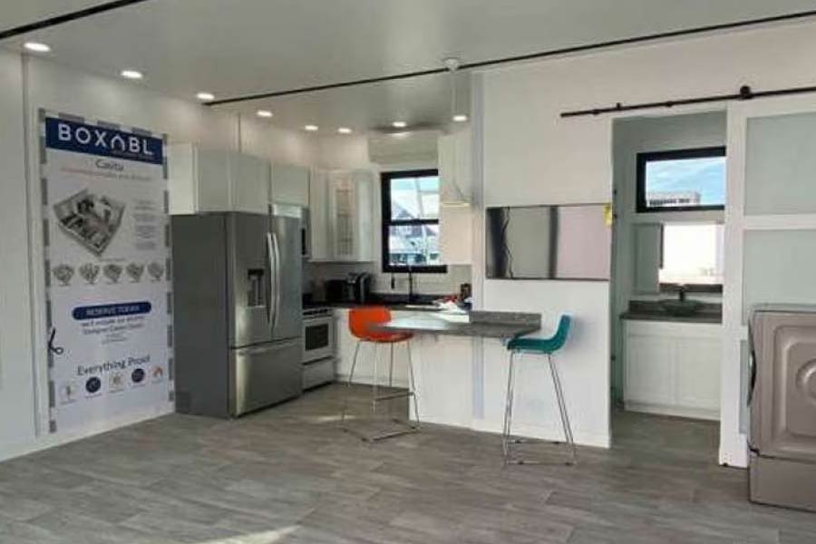 ইসাকসন মাস্কের বাড়ির যে ছবি দিয়েছেন, তাতে দেখা গিয়েছে তাঁর ঘরদোর বেশ পরিষ্কার-পরিচ্ছন্ন। ছিমছাম ঘরে খুব কম আসবাব রয়েছে। টেবিলের উপর সাজানো রয়েছে একটি রকেটের প্রতিকৃতি, একটি জাপানি তরোয়াল।