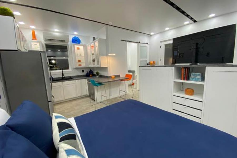 ইসাকসনের পোস্ট করা ছবিতে মাস্কের রান্নাঘরের ঝলক মিলেছে। সাদা আসবাবে মোড়া রান্নাঘরেও কোনও বাহুল্য নেই। রয়েছে ফ্রিজ়, ওভেন আর গুটিকয় যন্ত্র।