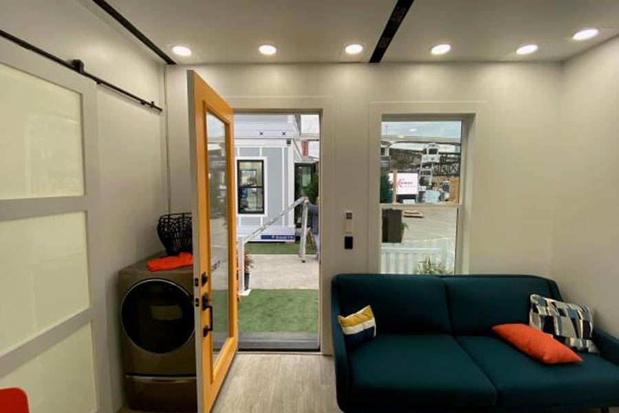 মাস্কের বসার ঘরের দেওয়ালে রয়েছে একটি ছবি। একটি বিখ্যাত বিজ্ঞান পত্রিকার প্রচ্ছদ ফ্রেমে বাঁধানো রয়েছে। সেখানেও মহাকাশ গবেষণার বিষয়টিই উঠে এসেছে।