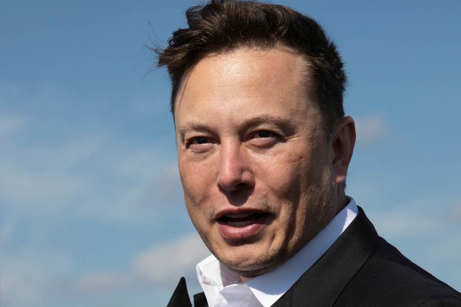 মাস্কের জীবনের শুরুটা কেটেছে দক্ষিণ আফ্রিকায়। সেই সময়টা প্রভাব ফেলেছে তাঁর পরবর্তী জীবনে। সে সবই থাকবে জীবনীতে। অল্প বয়স থেকে ঝুঁকি নেওয়ার প্রতি ঝোঁক ছিল তাঁর। ঝুঁকি নিয়েই তৈরি করেছিলেন ব্যাটারিচালিত গাড়ি তৈরির সংস্থা টেসলা এবং স্পেস এক্স। কী ভাবে, তা থাকবে বইতে।