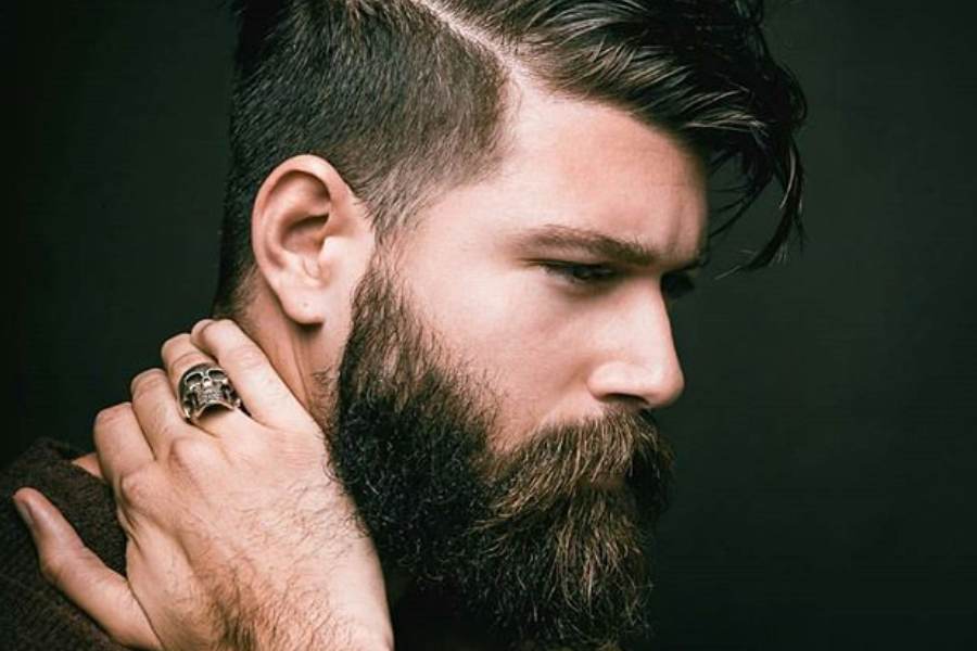 দাড়ি ও জুলপির যুগলবন্দি:  এখন সবচেয়ে চালু জুলপি-সজ্জা এটি। এ ধরনের জুলপি কানের পাশ দিয়ে নেমে, সরাসরি পুরুষালি চাপদাড়িতে ডুব দেয়। রণবীর সিং কিংবা ভিকি কৌশল— সকলে এমন জুলপিতেই হয়ে উঠেছেন আকর্ষণের কেন্দ্রবিন্দু। এই জুলপির যে-অংশ দাড়িতে মেশে,  সে-অংশের ঘনত্ব গাঢ় বা হালকা দু’ই-ই হতে পারে। জুলপির আকার হবে কখনও তিনকোনা,  কখনও-বা চতুষ্কোণ। 